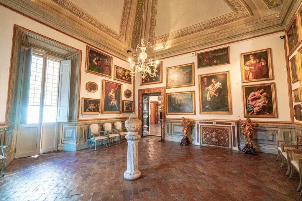 罗马斯帕达宫(Palazzo Spada Rome)艺术品收藏的角落，左边有一扇窗户