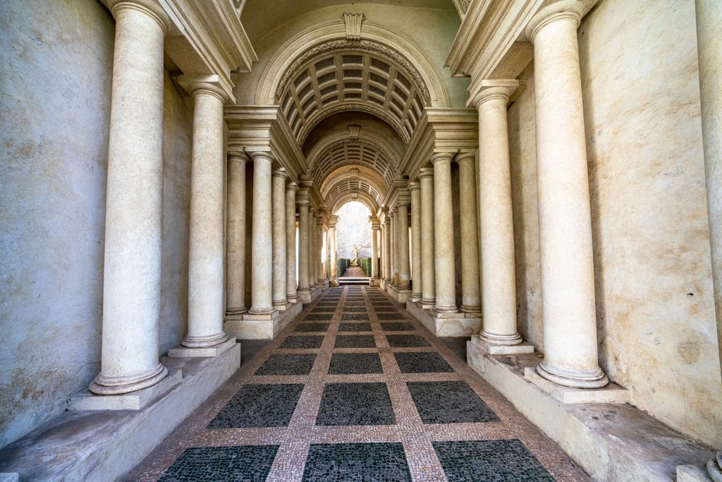 罗马斯帕达宫的博罗米尼强迫透视画廊特写