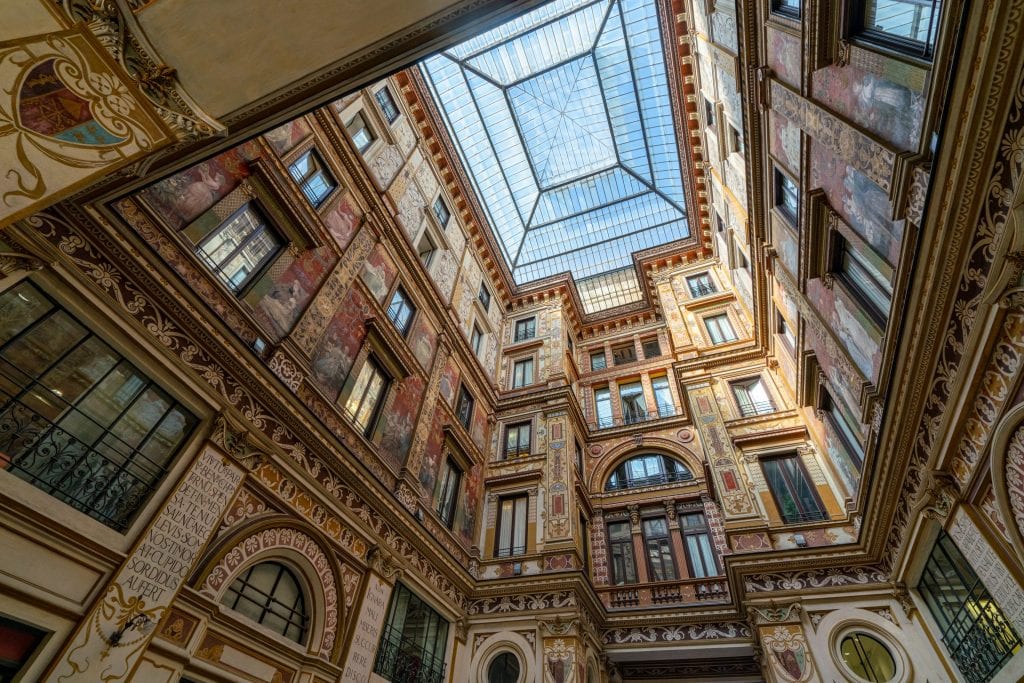 罗马夏拉画廊的照片，显示中心的拱形玻璃天花板