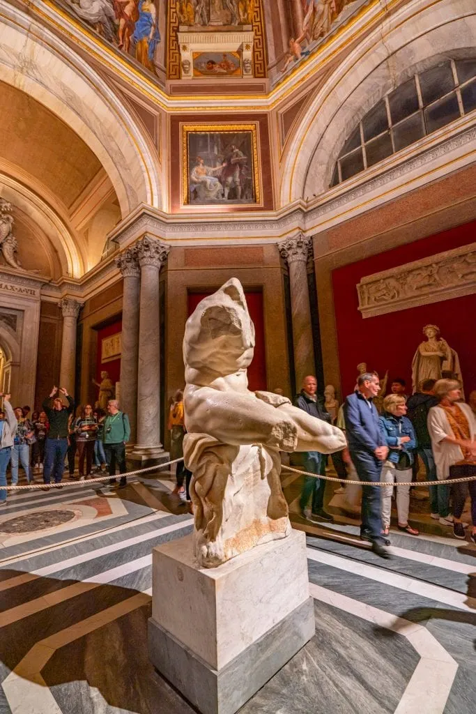 启发了《思想者》的雕像陈列在梵蒂冈，游客可以在背景中看到。
