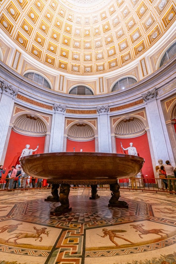 参观梵蒂冈博物馆时看到的大盆，位于圆顶下。背景中的墙被漆成红色。