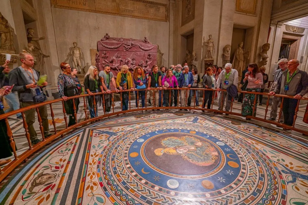 梵蒂冈博物馆美丽的马赛克地板，游客们站在它的边缘拍照
