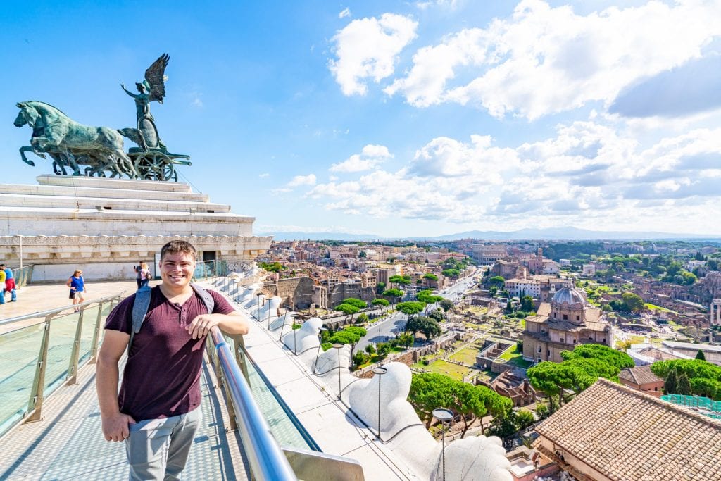 杰里米·斯托姆站在祖国祭坛上，俯瞰意大利罗马最好的风景之一