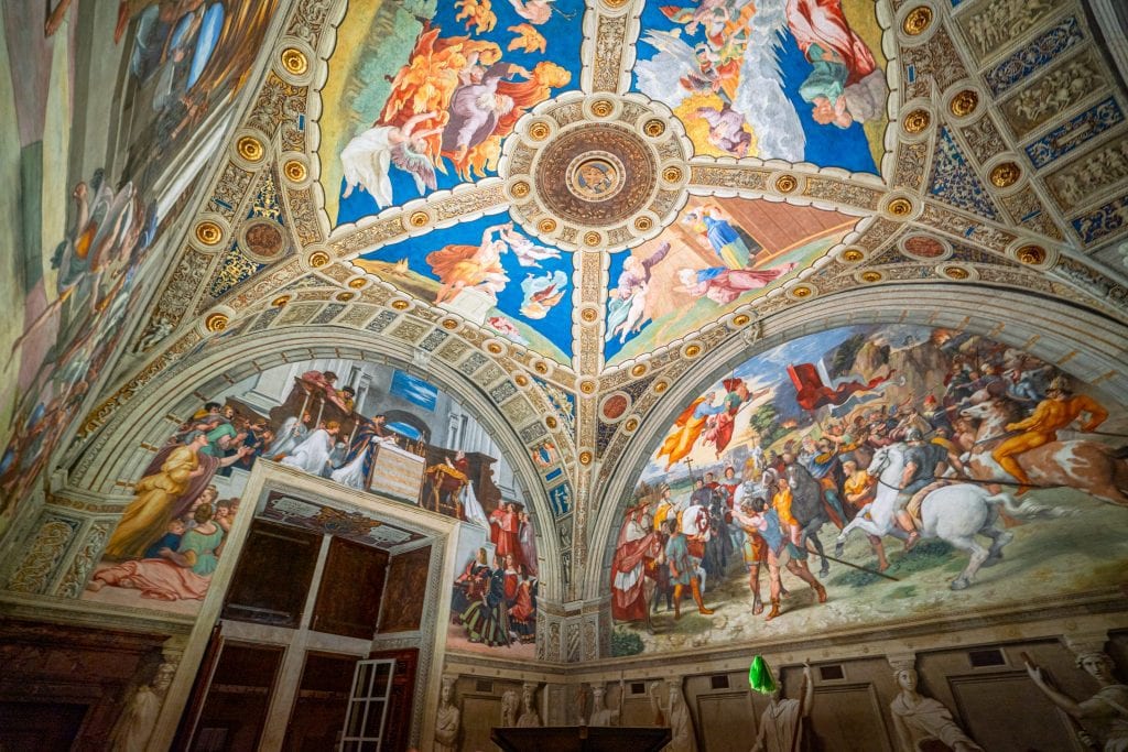 梵蒂冈博物馆色彩鲜艳的壁画天花板