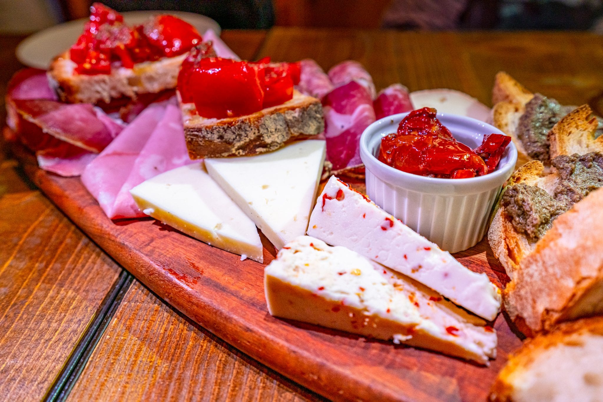 意大利科波托餐厅提供的肉和奶酪盘