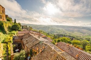 从蒙特普尔恰诺(Montepulciano)的边缘俯瞰乡村景色，是托斯卡纳旅行的绝佳一站!