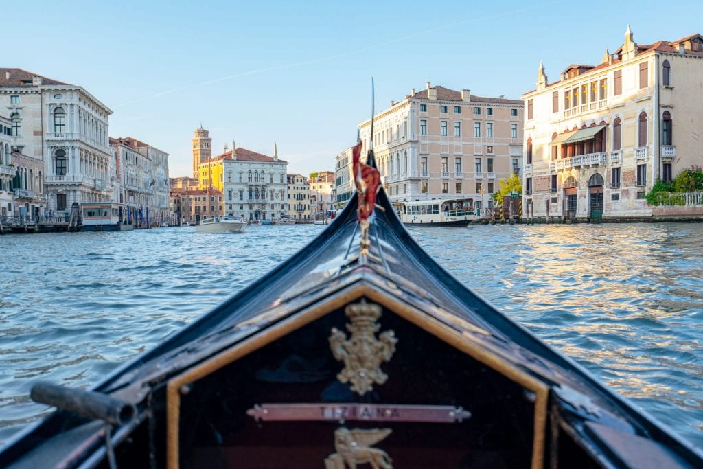 一张威尼斯贡多拉前面的照片在前景与大运河的背景-绝对最好的威尼斯景色可以从贡多拉里面找到!