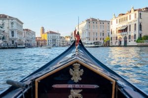 前景是威尼斯贡多拉的正面，背景是大运河——从贡多拉里可以看到威尼斯最好的景色!