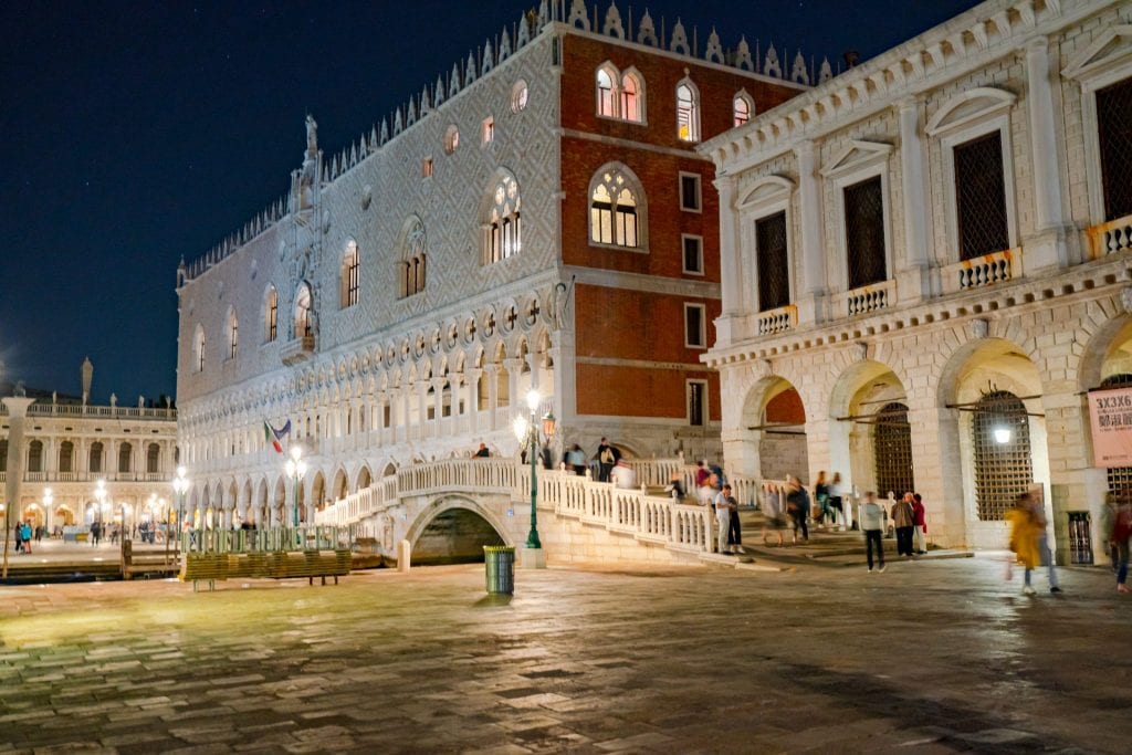 在Riva degli Schiavoni拍摄的总督府夜景照片——晚上在威尼斯游览总督府是最好的事情之一!