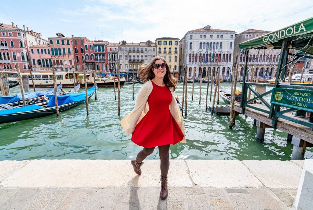 凯特·斯道姆身穿红色连衣裙在威尼斯大运河前旋转