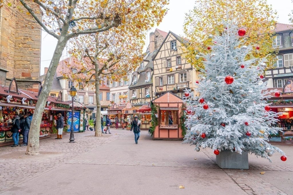 科尔马圣诞市场，右边有白色的树和红色的装饰品