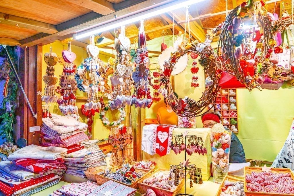 出售的亚麻制品和手工艺品，就像在阿尔萨斯圣诞市场购物时看到的那样