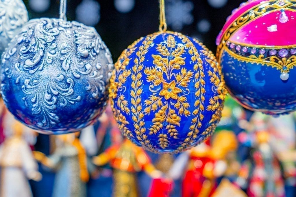 美丽的手绘蓝色和金色圣诞装饰品在法国圣诞市场出售