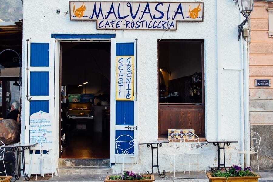 白色和蓝色的店面在马尔法西西里岛，意大利最美丽的小镇之一