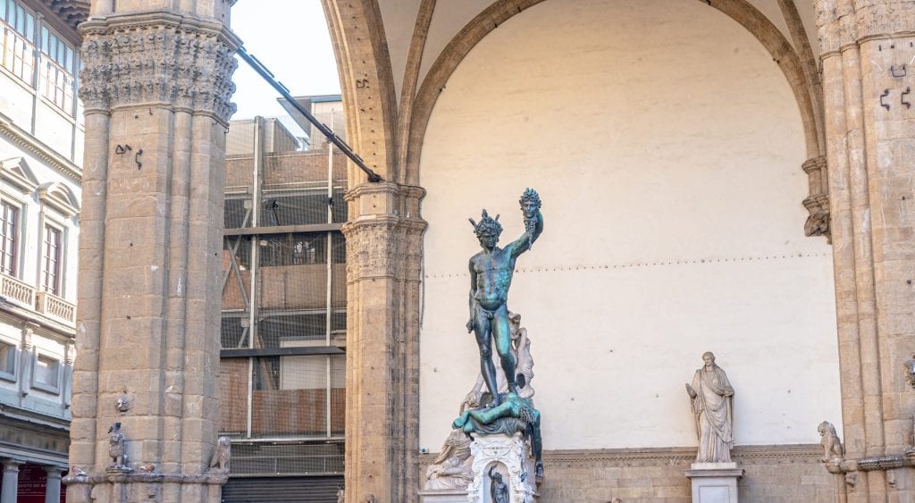 在意大利佛罗伦萨的一天中看到的佛罗伦萨主教广场的雕像