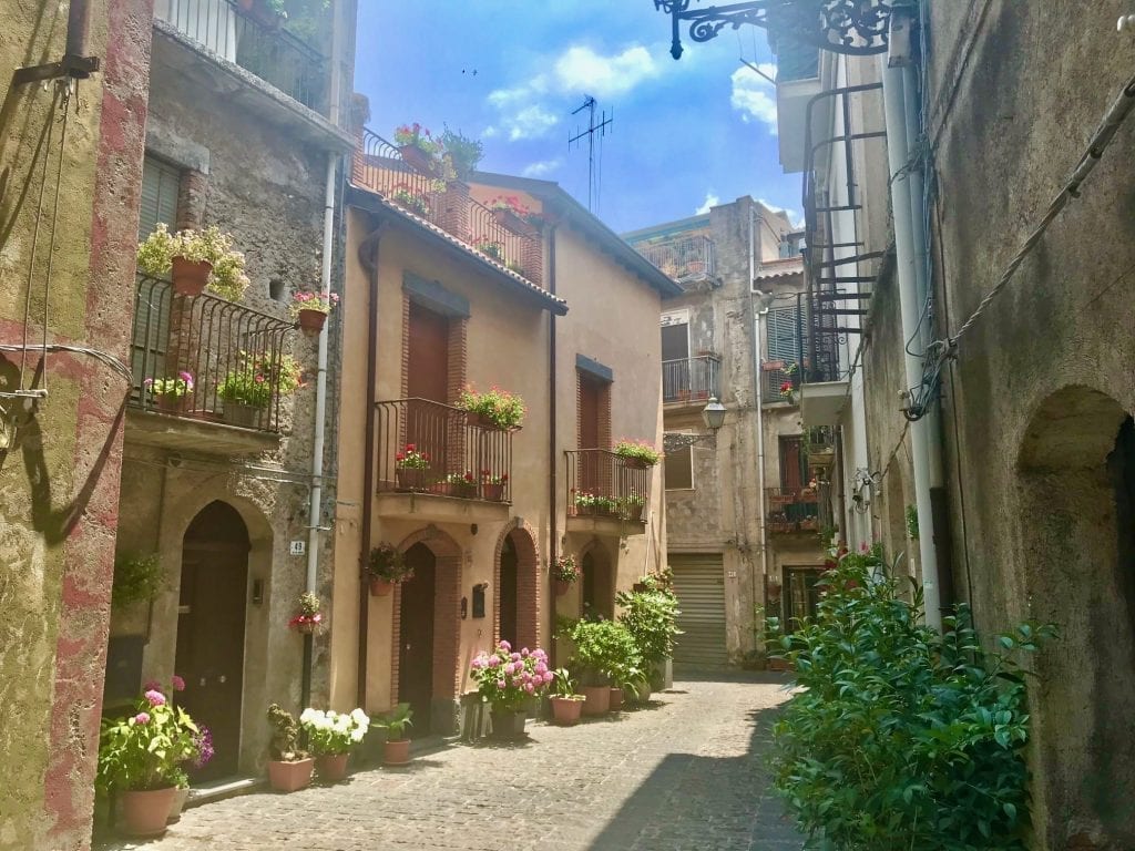 意大利兰达佐的一条小街道两旁都是石头建筑