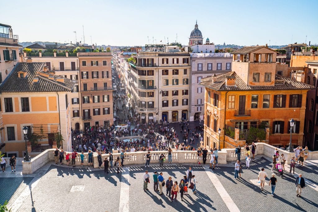从西班牙台阶的顶端俯瞰西班牙广场，这是意大利的一个旅游目的地