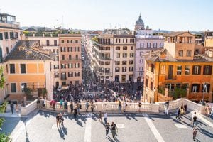 从上面俯瞰西班牙广场，这是罗马最好的观景台之一
