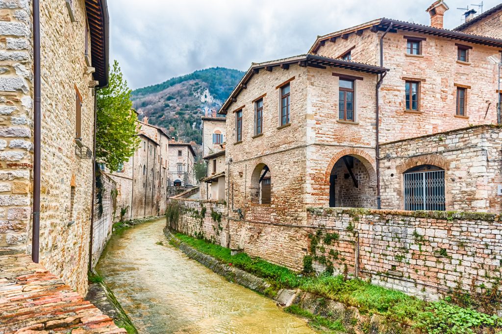 古比奥(gubbio)是意大利最美丽的小村庄之一，可以看到一条河流在石头建筑之间流淌