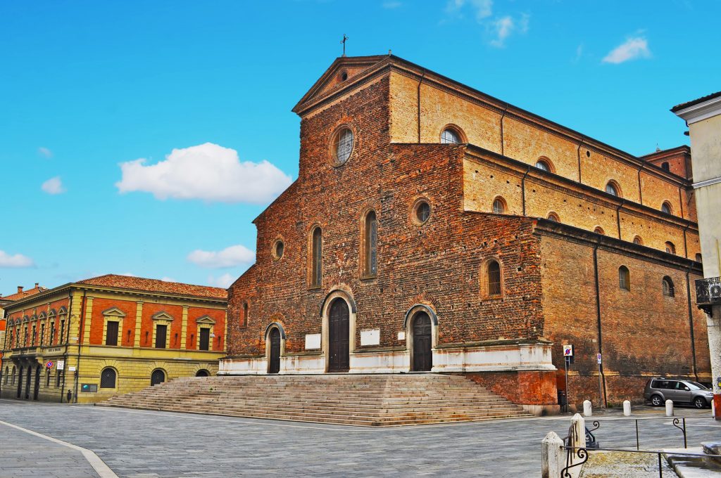 法恩扎的棕色砖圆顶教堂，是艾米利亚罗马涅最美丽的意大利村庄之一