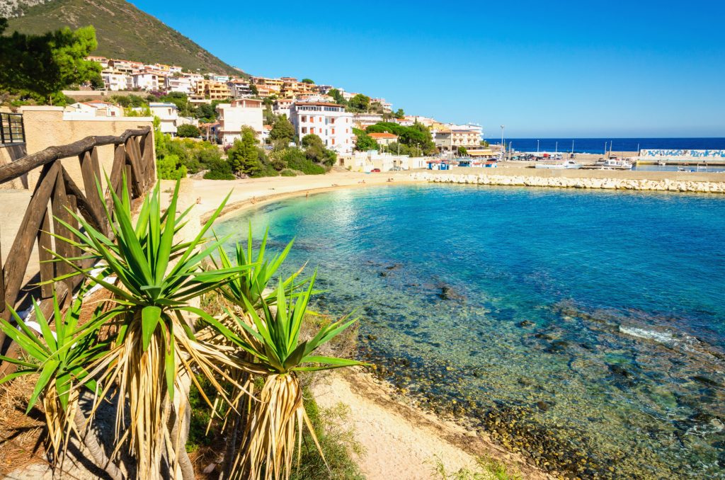 撒丁岛Cala Gonone的海滩，背景中可见村庄