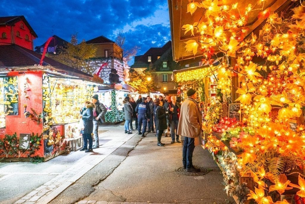 人们在科尔马的圣诞市场购物，科尔马是欧洲最好的圣诞村之一