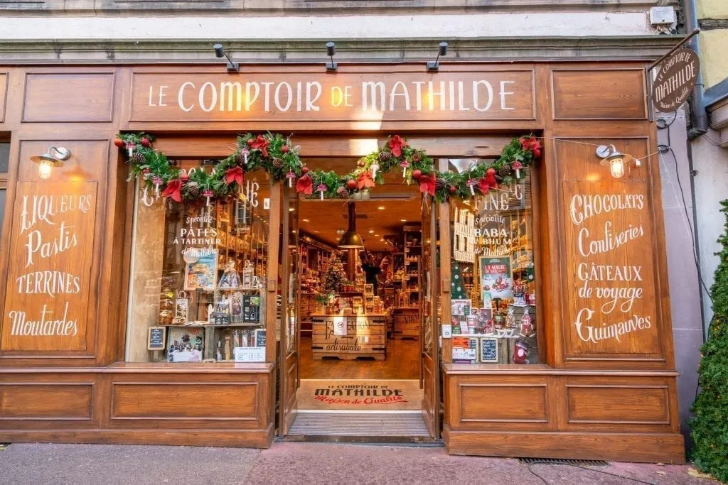 法国科尔马的Le Comptoir de Mathilde木制店面照片，为圣诞节装饰