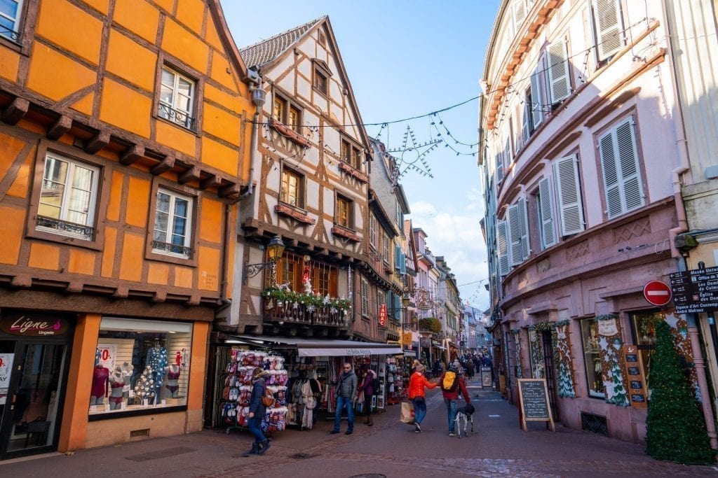 法国科尔马的一条街，两旁的店面都被装饰起来庆祝圣诞节