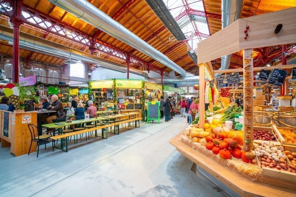 露天街市内设水果及蔬菜摊位。参观有顶棚的市场是在法国科尔马最好的事情之一