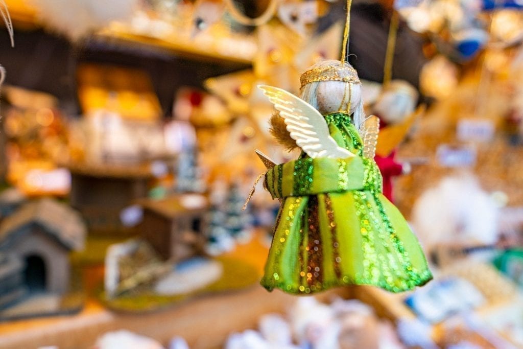 德国圣诞市场上出售的雕花绿色anel饰品，这是在欧洲圣诞市场上可以买到的东西之一
