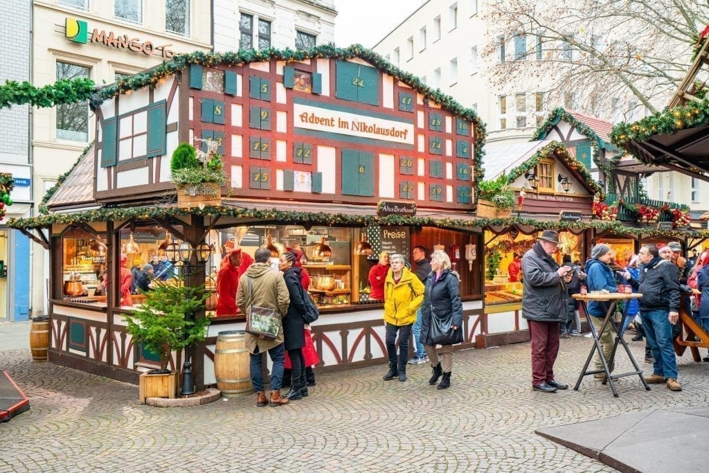 在德国科隆，人们在圣诞市场的摊位上购买礼物