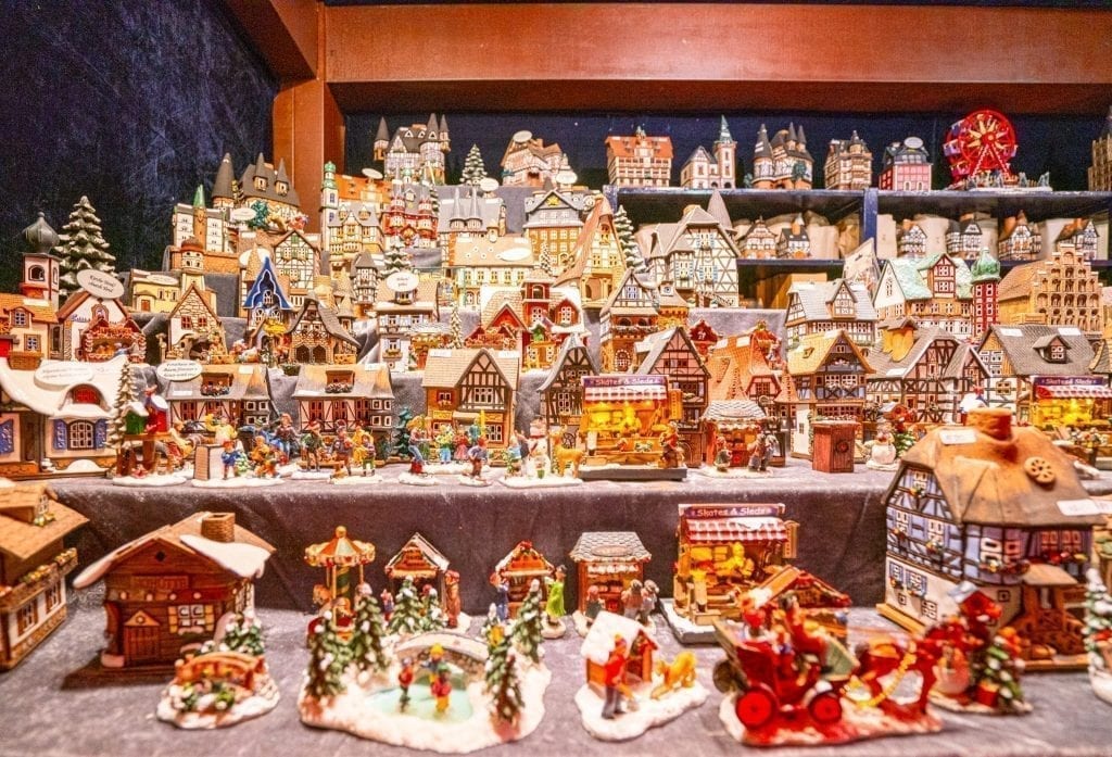 德国科隆圣诞市场上出售的一堆小房子