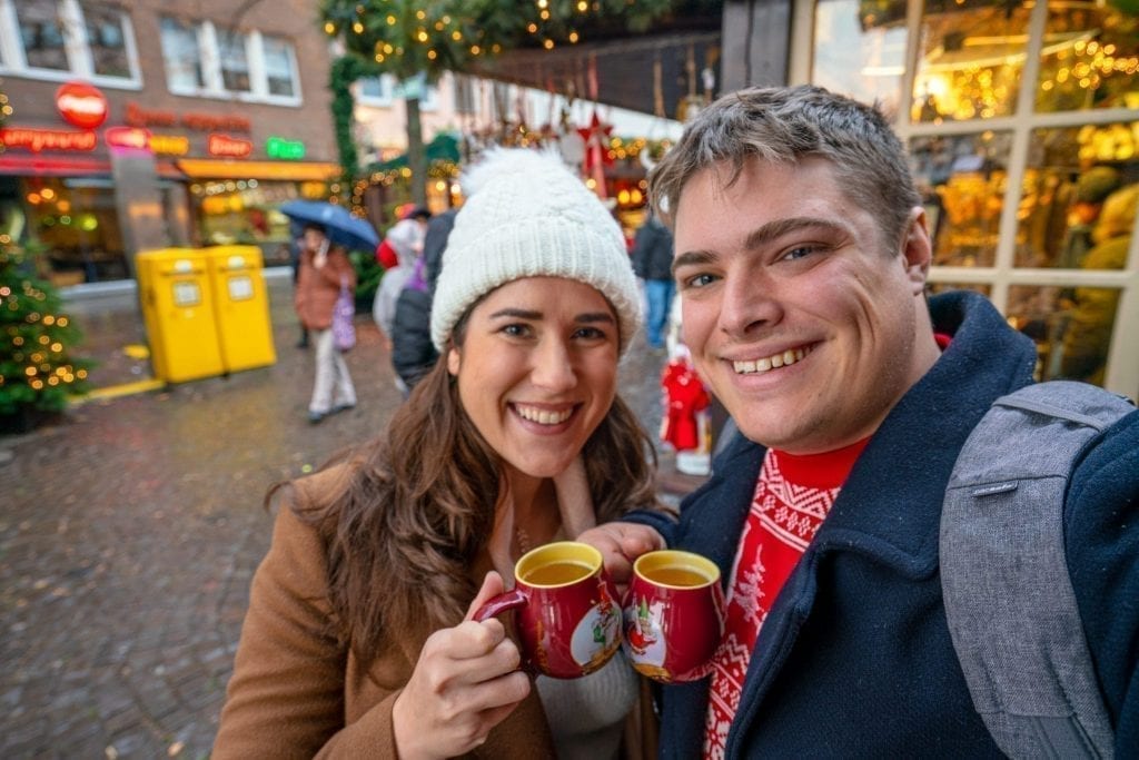 在欧洲的圣诞之旅中，凯特和杰里米拿着喷有古龙水的啤酒杯狂饮