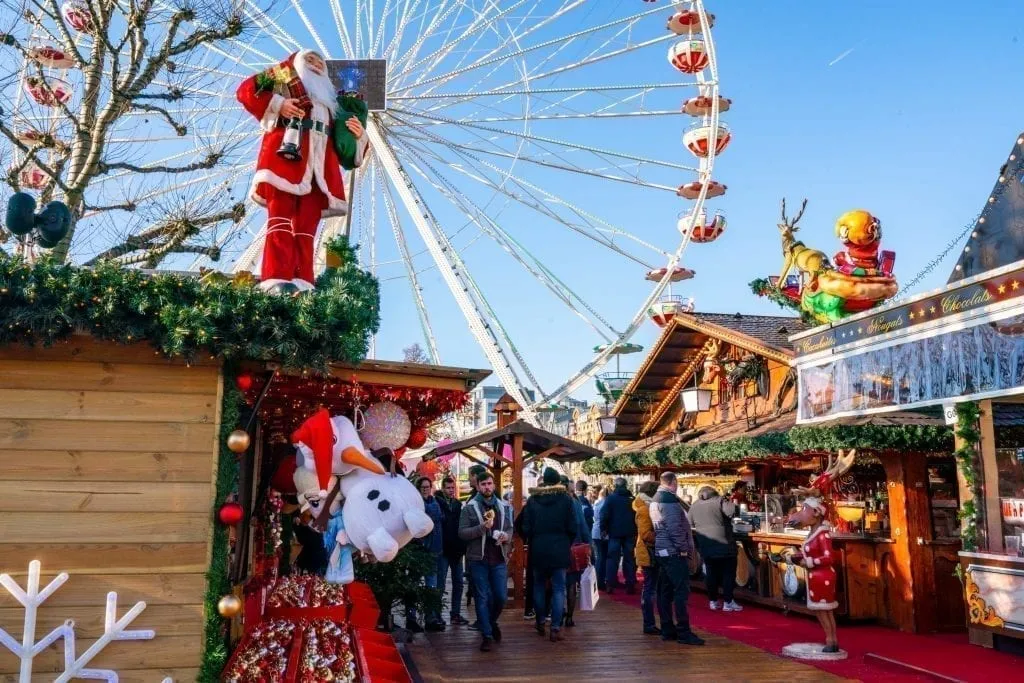 卢森堡圣诞市场的摊位，背景是摩天轮，这是在欧洲圣诞之旅中看到的