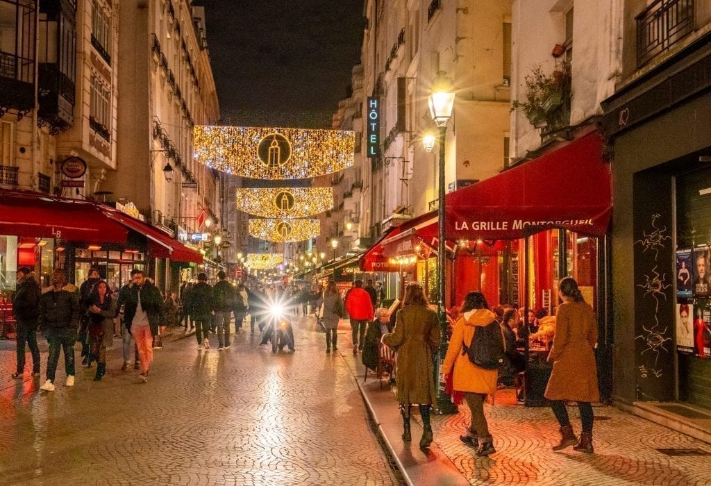 蒙托盖尔街(Rue Montorgueil)挂着圣诞彩灯——在巴黎的夜晚游玩清单上，这里绝对是你的首选