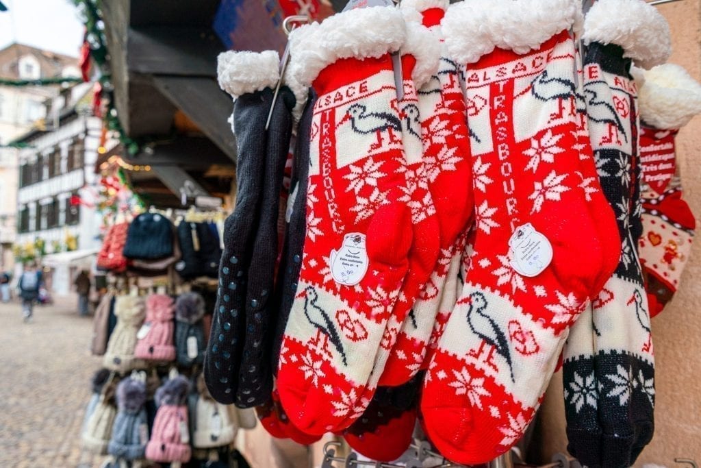 在阿尔萨斯出售的拖鞋袜子，是欧洲圣诞市场最好的东西之一