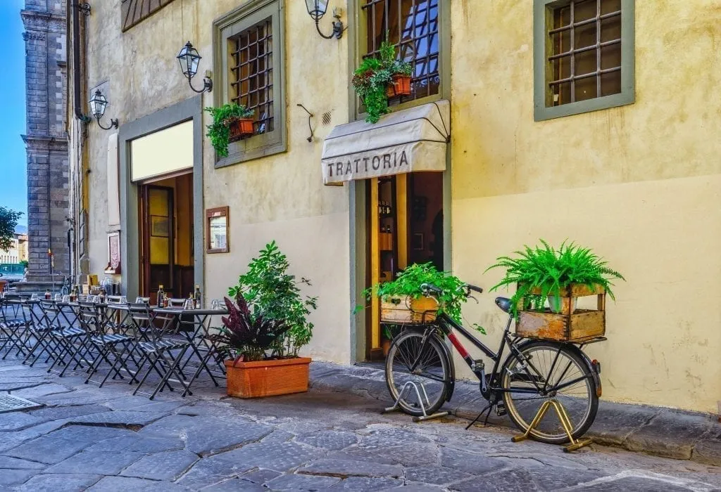 一家小餐馆的外观，这是一个探索佛罗伦萨美食的好地方，外面停着一辆自行车
