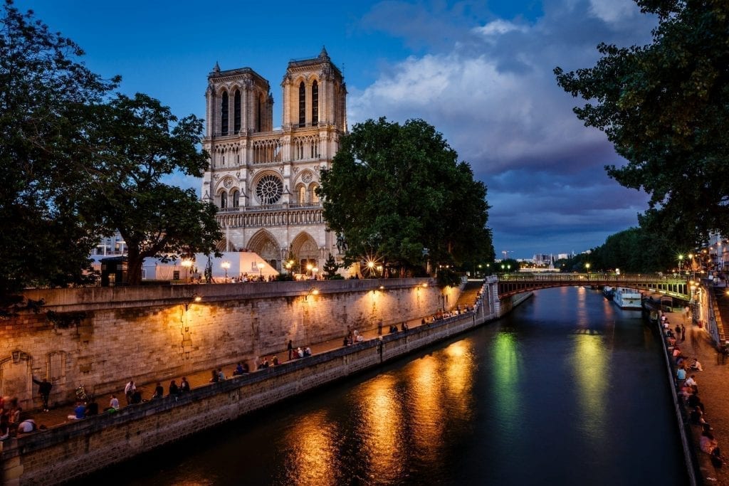 巴黎夜晚的塞纳河，左面可见圣母院。在塞纳河上漫步是巴黎夜晚最经典的事情之一。