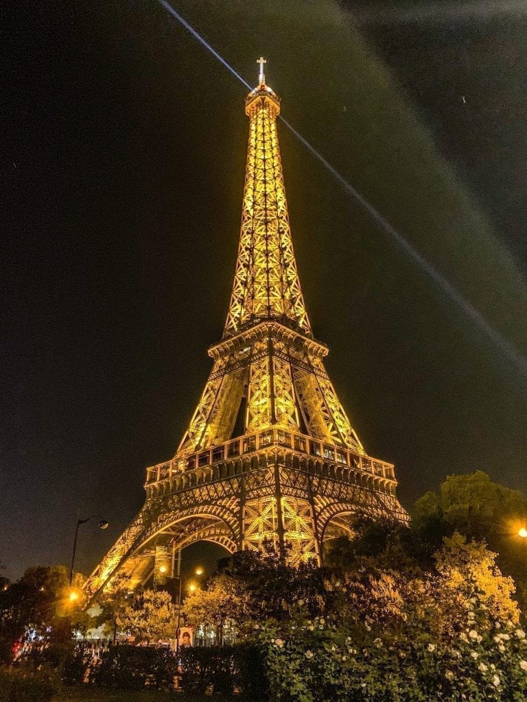 从下面拍摄的巴黎埃菲尔铁塔