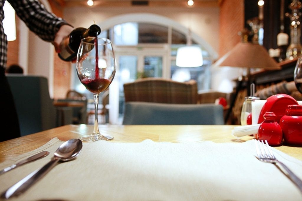 晚上在巴黎的一家餐馆里倒一杯红酒