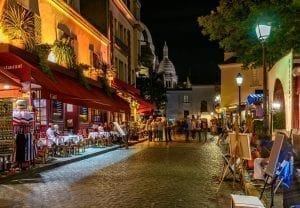 蒙马特街景，左边是咖啡馆。当你决定晚上在巴黎做什么时，蒙马特是最好的社区之一