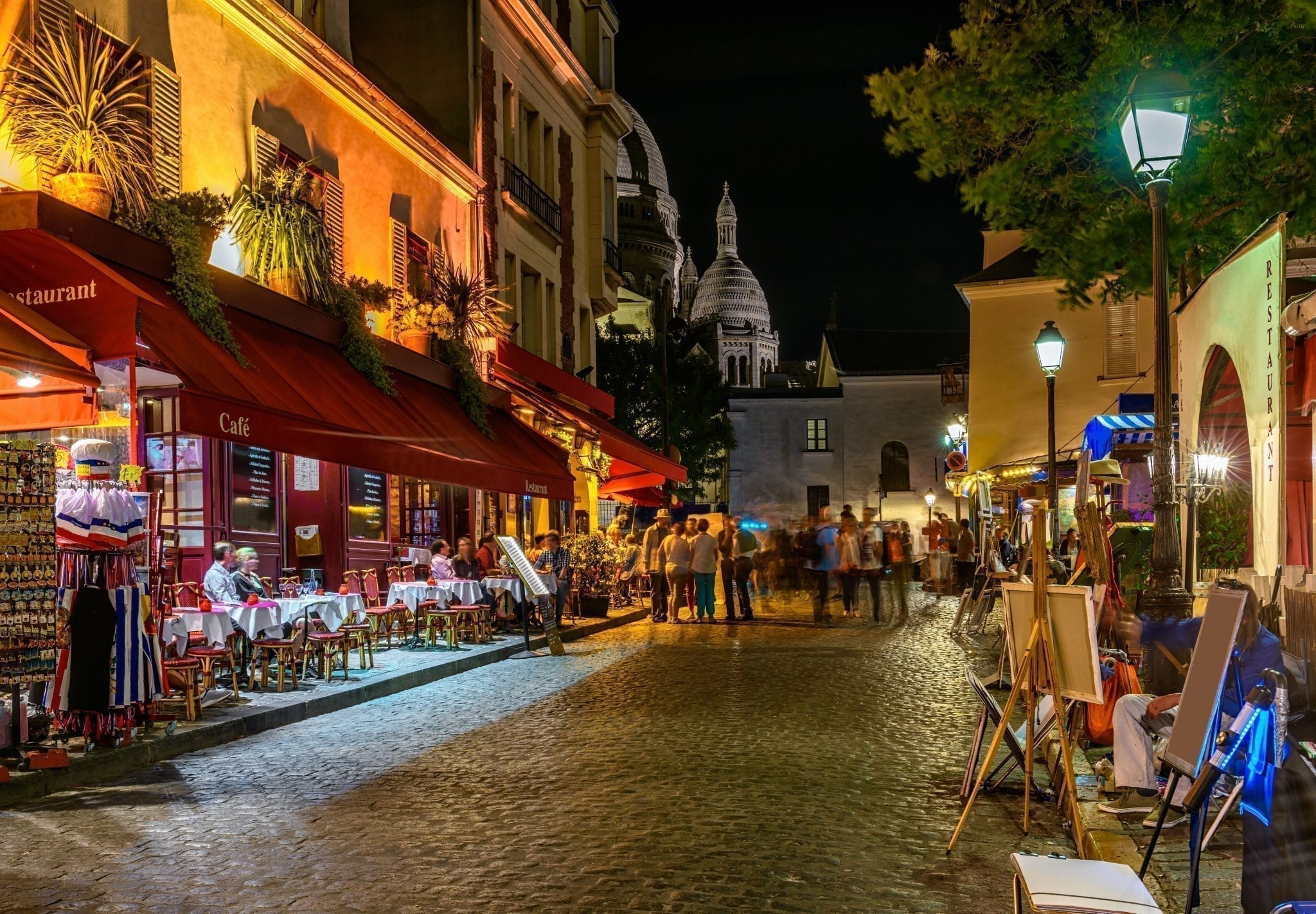 蒙马特街景，左边是咖啡馆。当你决定晚上在巴黎做什么时，蒙马特是最好的社区之一