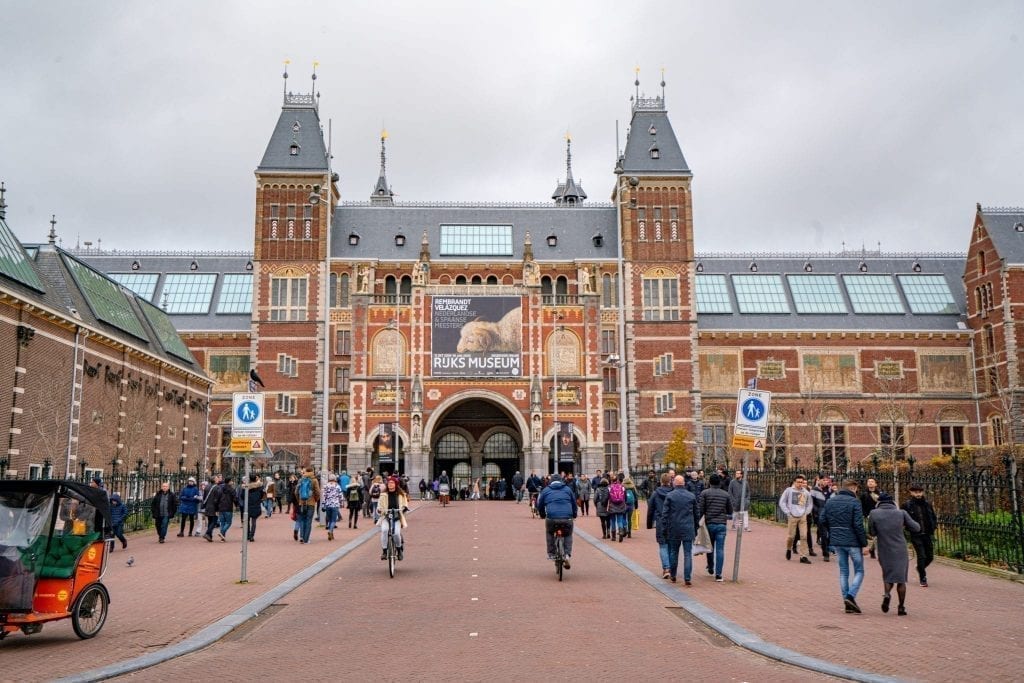 在阿姆斯特丹多云的一天，我们看到国立博物馆的入口