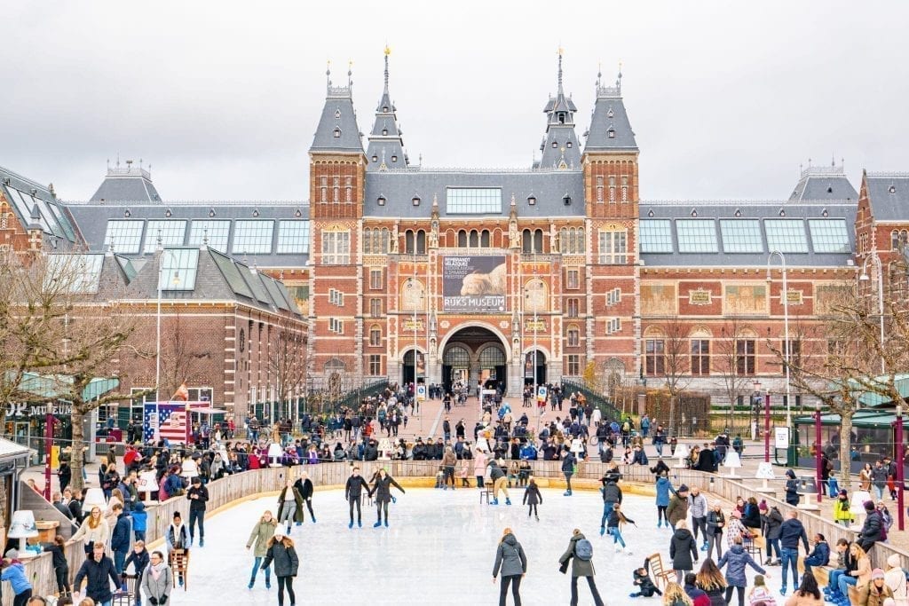 阿姆斯特丹的溜冰场，后面可以看到国立博物馆
