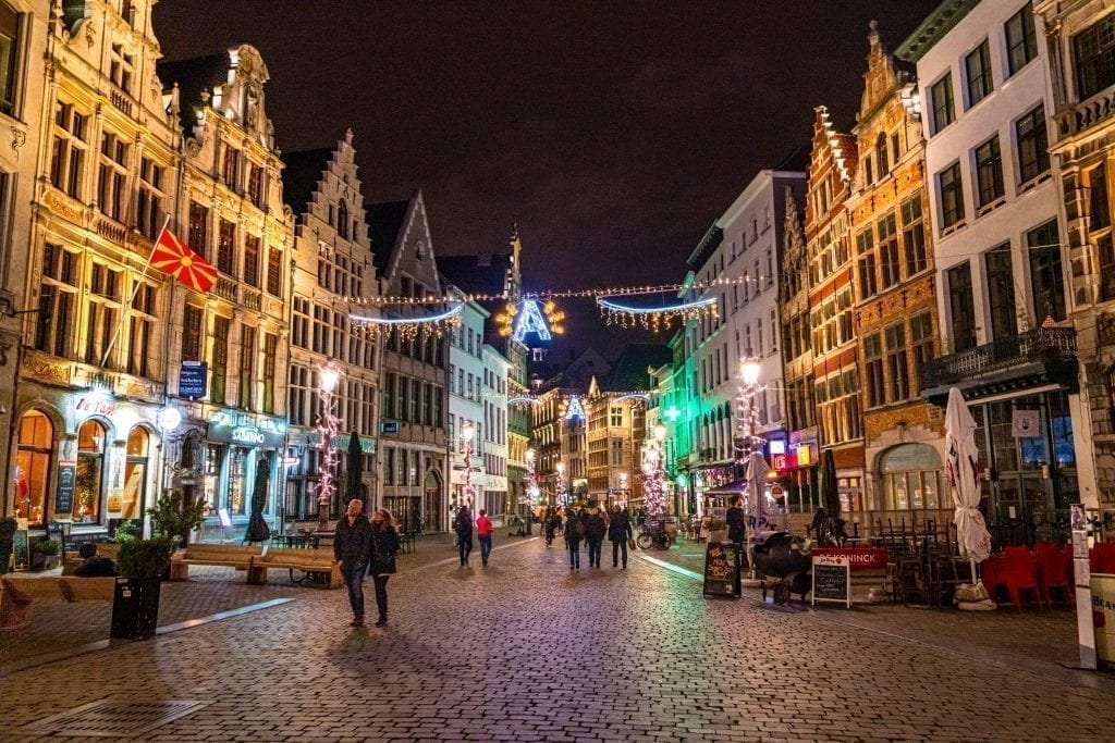 必威体育官方登录旅行者探索装饰的街道安特卫普在夜晚装饰圣诞比利时在冬天的灯