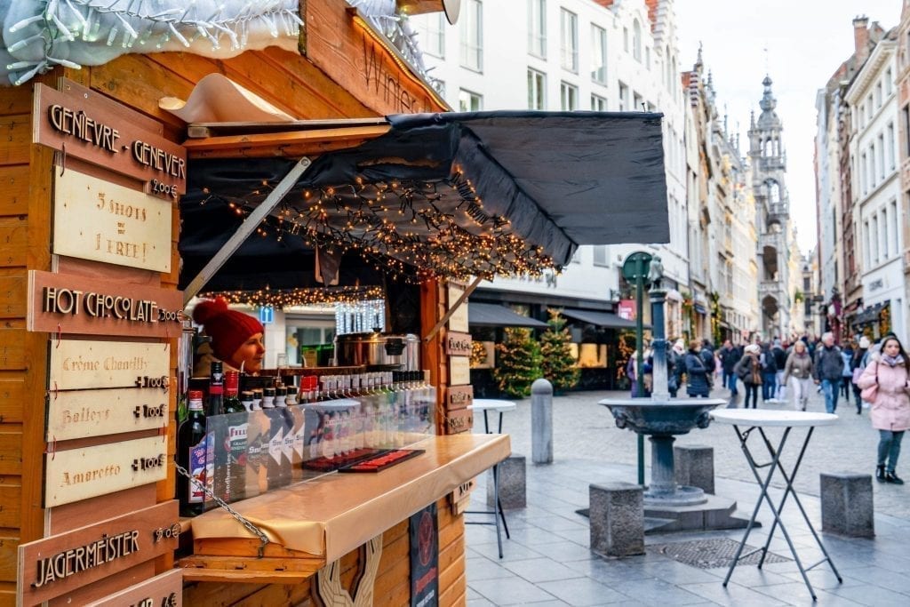 位于比利时布鲁塞尔的欧洲最好的圣诞市场之一的木制摊位