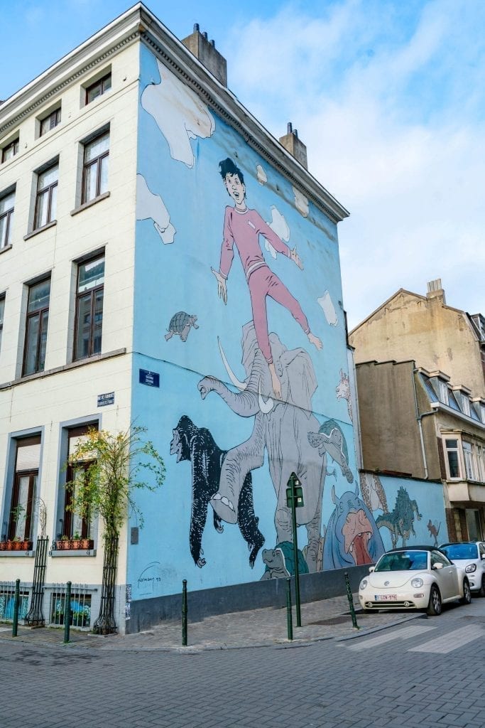 布鲁塞尔漫画路的蓝色壁画上画着一个穿着粉色睡衣的男孩