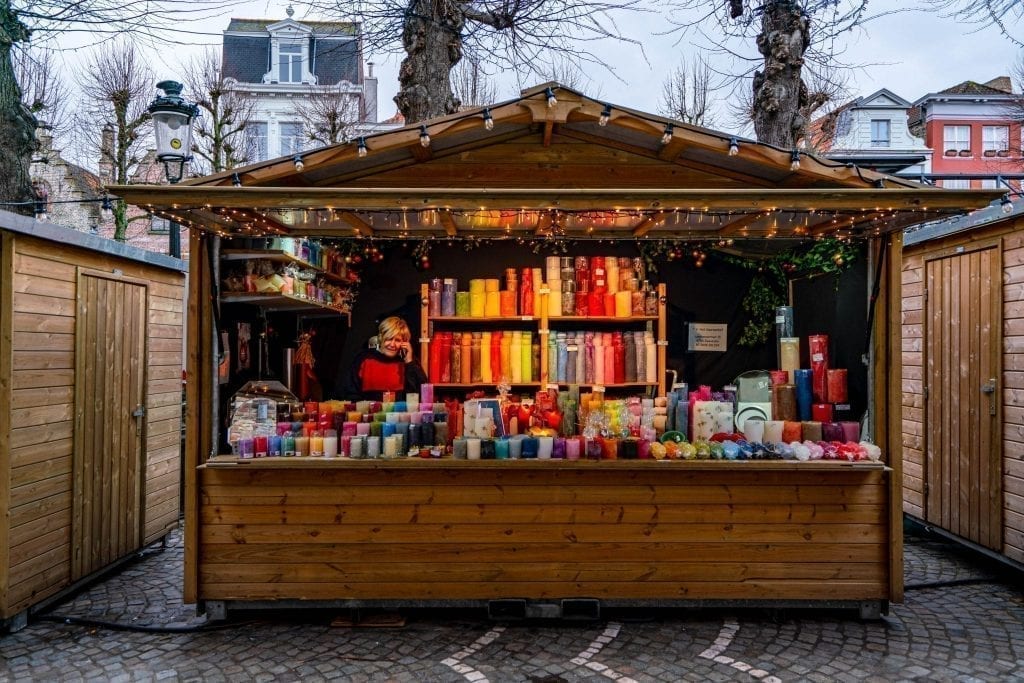 圣诞市场的小木屋里出售纪念品，摊位上卖蜡烛