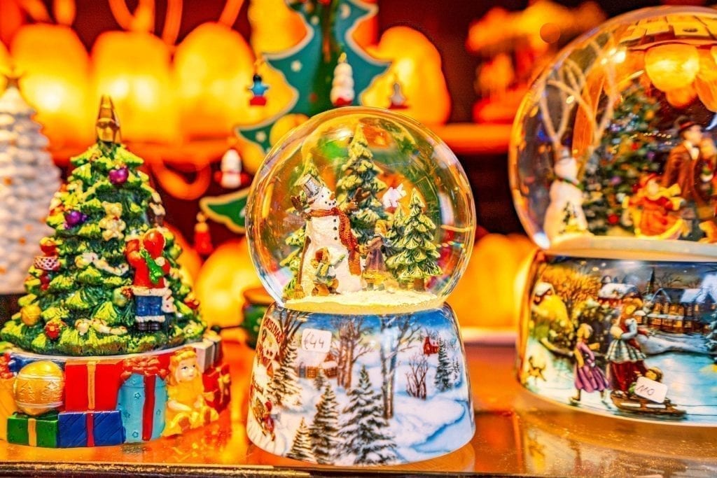 12月，比利时圣诞市场上出售的雪花球