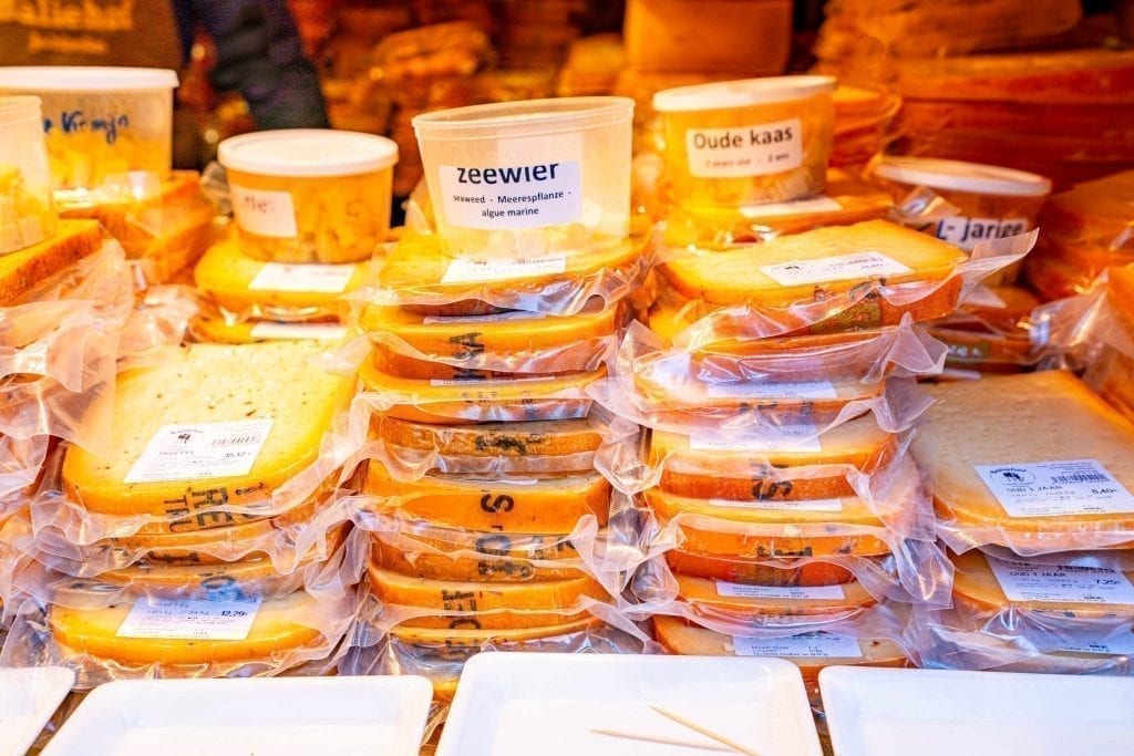 布鲁日圣诞市场出售的真空包装奶酪
